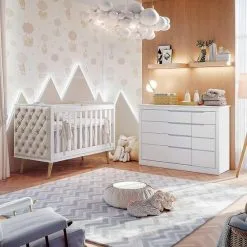 Quarto De Bebê Retrô Cômoda Cleo Com Fraldário Berço Lorena C/ Capitonê Branco Carolina Baby